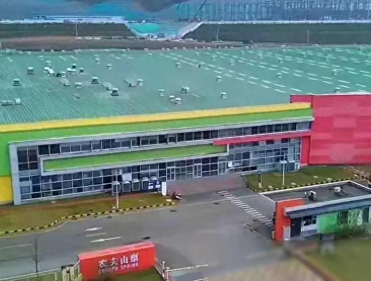 痛心！一箱又一箱农夫山泉被扔掉，网暴企业已经走入另一个极端！-创淘项目网